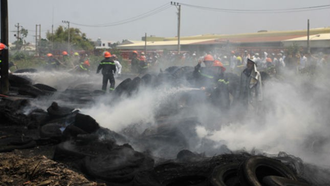 Nhiều người dân Đà Nẵng còn “hú vía” khi nhớ lại đám cháy kinh hoàng tháng 3/2014 tại bãi chứa lốp ô tô cũ ở quận Liên Chiểu, khói đen bao trùm gây nghẹt thở cả một vùng
