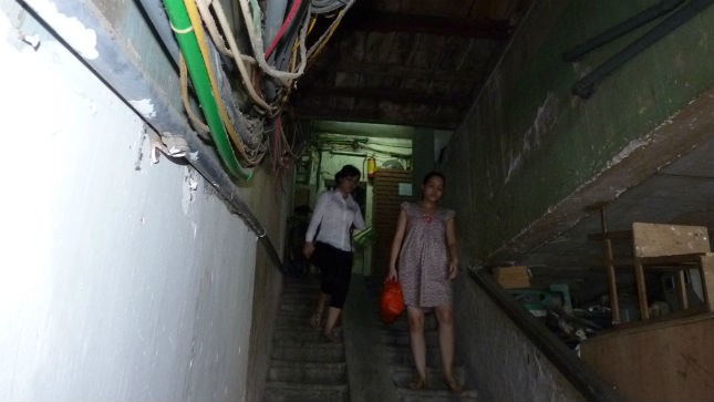 Nhiều người dân Hà Nội sống khổ trong những chung cư cũ nát
