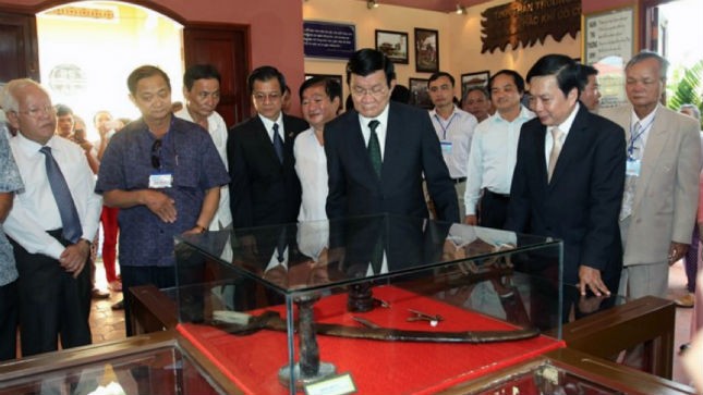 Chủ tịch nước Trương Tấn Sang thăm nhà trưng bày hiện vật về Anh hùng Dân tộc Trương Định tại xã Gia Thuận, huyện Gò Công Đông