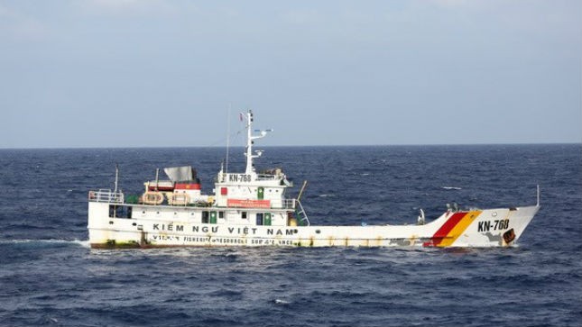 Tàu kiểm ngư Việt Nam thực thi pháp luật trên vùng biển Hoàng Sa