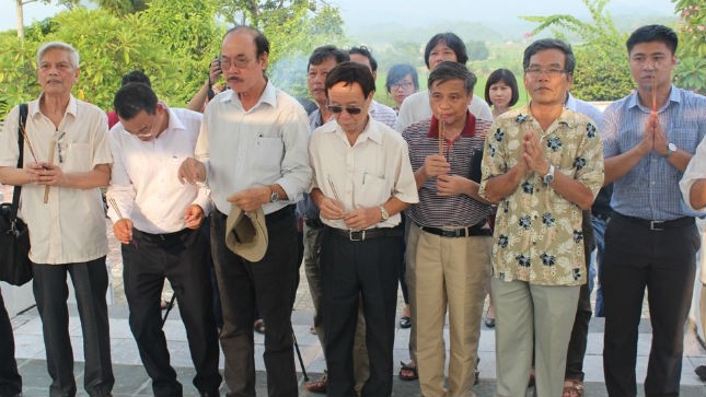 Các nhạc sĩ của đoàn Bộ Tư pháp đang dâng hương tưởng niệm tại Di tích lịch sử của Bộ tại xã Minh Thanh-Sơn Dương-Tuyên Quang