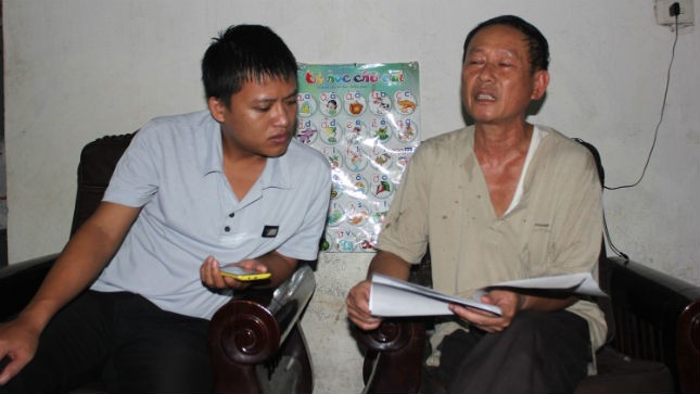 Ông Lê Văn Hùng trao đổi với báo chí những khó khăn khi chưa được tái định cư, không được cơi nới sửa chữa nhà để ở