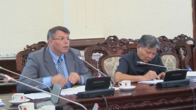 Bộ trưởng Hà Hùng Cường lắng nghe ý kiến đóng góp của chuyên gia nước ngoài về Dự án Luật Ban hành văn bản quy phạm pháp luật