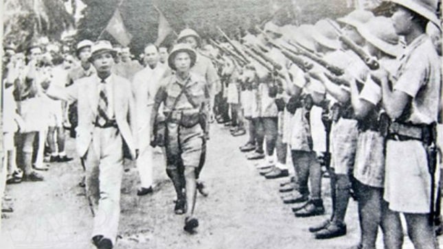 Duyệt binh lần đầu tiên ở Hà Nội ngày 26/8/1945  sau khi giành được chính quyền