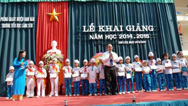 Phó Thủ tướng Nguyễn Xuân Phúc dự Lễ khai giảng năm học 2014- 2015 tại Trường Tiểu học Làng Sen