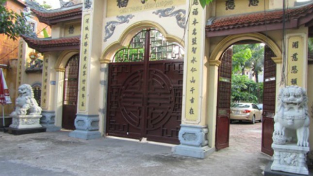 Cặp sư tử đá ngoại lai ở chùa Trung Kính Thượng (Cầu Giấy, Hà Nội) đã được di dời tháng 9/2013 sau bài báo của PLVN