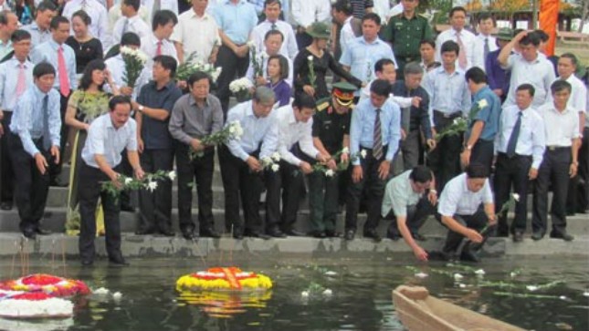 Chủ tịch nước thả hoa tưởng niệm các anh hùng Liệt sĩ trên sông Thạch Hãn