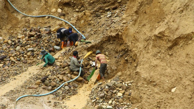 Người dân địa phương đi đào vàng thuê cho các đối tượng khai thác vàng trái phép