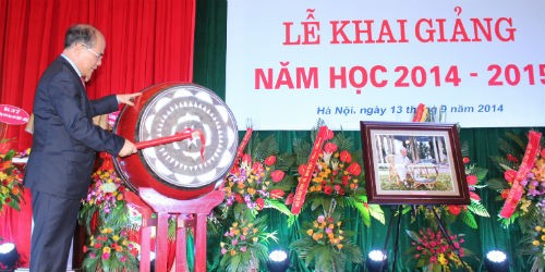 Chủ tịch Quốc hội Nguyễn Sinh Hùng đánh trống khai giảng năm học mới