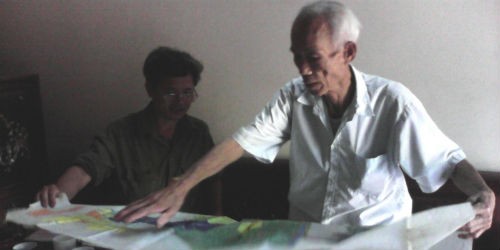 Ông Vương Thế Độ (người đứng) và ông Nguyễn Chí Thắng cùng các tài liệu chứng minh nội dung tố cáo của mình