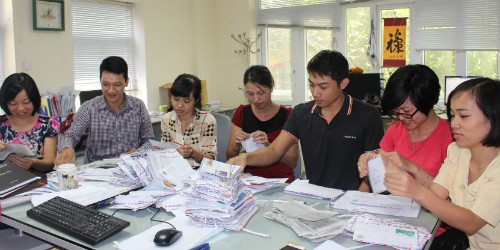 Tổ Thư ký cuộc thi đang gấp rút chuẩn bị các công việc cần thiết phục vụ Lễ bốc thăm trúng thưởng lần 1 Cuộc thi Tìm hiểu Hiến pháp nước CHXHCN Việt Nam 2013 sẽ diễn ra vào chiều mai (24/9)