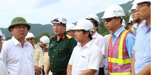Bộ trưởng Đinh La Thăng (bên trái) cùng ông Hồ Minh Hoàng (thứ ba bên phải) đi kiểm tra DA