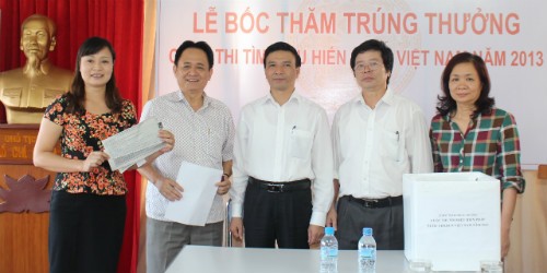 Ban Tổ chức Cuộc thi Công bố danh sách 5 bạn đọc trúng thưởng đợt 1 Cuộc thi tìm hiểu Hiến pháp nước CHXHCN Việt Nam năm 2013 trên Báo PLVN