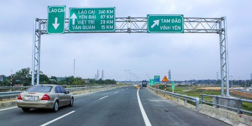 Nhiều biển báo, vạch kẻ đường trên cao tốc  Nội Bài - Lào Cai bị yêu cầu chỉnh sửa