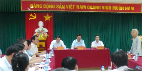 Tổng Thanh tra Chính phủ Huỳnh Phong Tranh (ngồi giữa) tại một buổi tiếp công dân