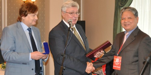 Giáo sư Torkunop A.V, Hiệu trưởng MGIMO trao Huy chương Bạc danh dự cho Bộ trưởng Hà Hùng Cường