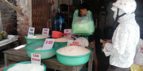 Việc kinh doanh gạo của tiểu thương sút giảm vì tin đồn