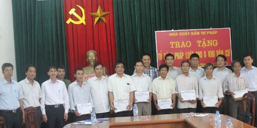 Nhà xuất bản Tư pháp tặng sách cho 8 khu dân cư trong xã Tân Phương