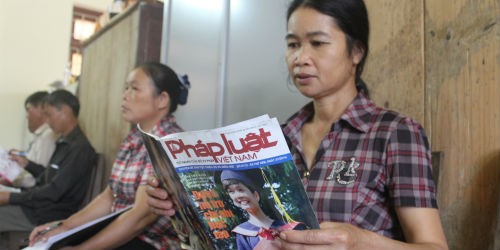 Một người dân xã Yên Khoái, Lộc Bình, Lạng Sơn đang đọc Báo PLVN