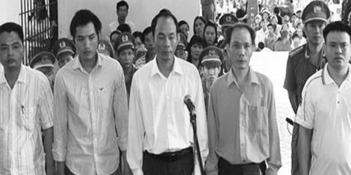 Bị cáo Nguyễn Thành Trung (thứ 3 từ trái qua) và các bị cáo tại phiên tòa sơ thẩm