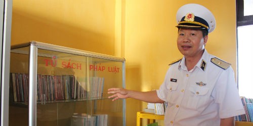 Chuẩn đô đốc Đặng Minh Hải giới thiệu về Tủ sách pháp luật ở Trường Sa