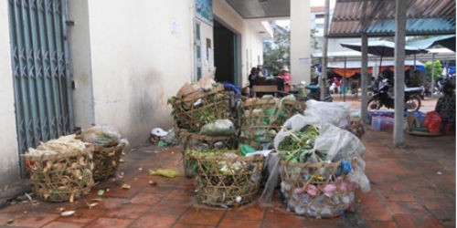 Bãi tập kết rác ở phía Tây chợ Nam Sông Hà Thanh bốc mùi hôi, ảnh hưởng đến nhiều hộ gia đình sống lân cận
