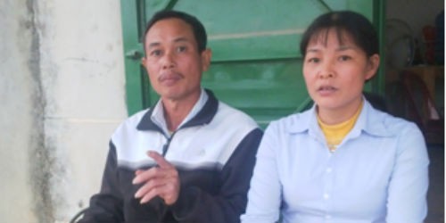 Vợ chồng anh Tuyên trao đổi sự việc với phóng viên