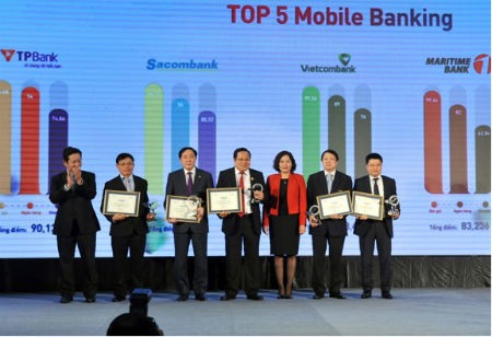 Phó TGĐ Nguyễn Văn Du (Thứ 2 từ phải sang) nhận danh hiệu Top 5 ngân hàng có dịch vụ Mobile Banking được yêu thích nhất