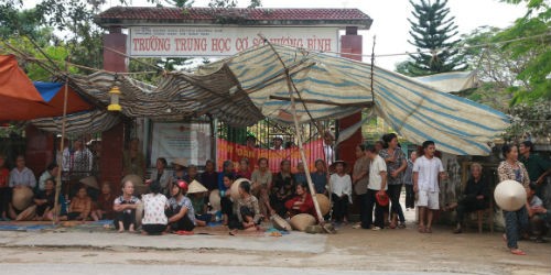 Nhiều người dân tụ tập trước cổng Trường THCS Hương Bình yêu cầu duy trì trường này