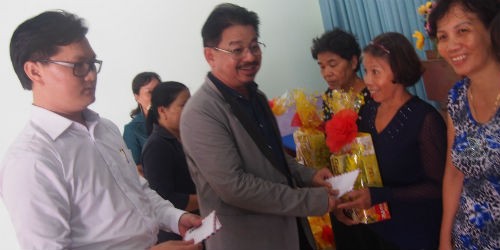 PGS.TS Lê Hành - Chủ tịch hội PTTM TP.HCM trao quà cho người dân xã Phước Hiệp. Ảnh: Võ Anh Tuấn