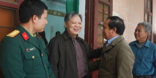 Bộ trưởng Hà Hùng Cường thân mật trò chuyện với cử tri thị xã Ba Đồn bên lề hội nghị tiếp xúc