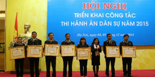Thứ trưởng Nguyễn Thúy Hiền trao phần thưởng cho tập thể, cá nhân hoàn thành xuất sắc nhiệm vụ năm 2014