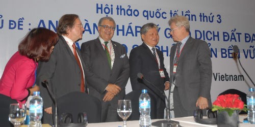 Bộ trưởng Hà Hùng Cường cùng các đại biểu thuộc Liên minh Công chứng quốc tế tại Hội thảo