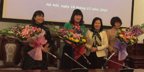 Thứ trưởng Nguyễn Thúy Hiền tặng Kỷ niệm chương Vì sự tiến bộ phụ nữ cho 3 cán bộ nữ của Bộ Tư pháp