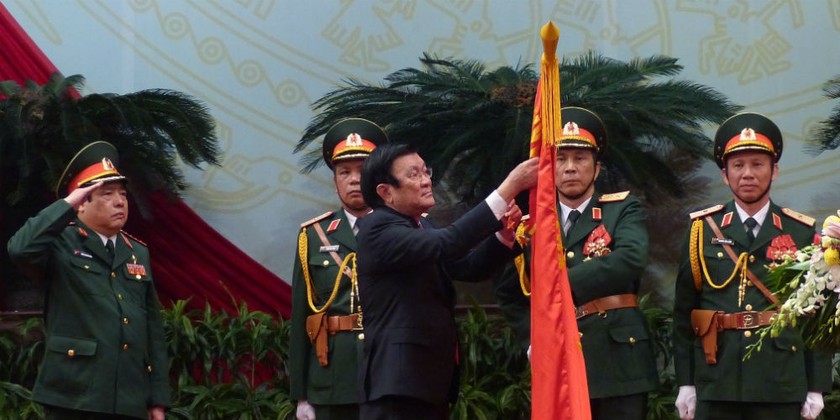 Chủ tịch nước Trương Tấn Sang gắn Huân chương Sao vàng lên Quân kỳ Quyết thắng của Quân đội nhân dân Việt Nam