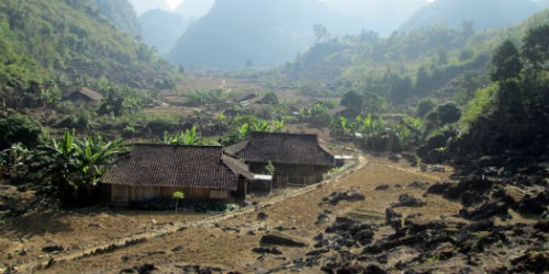 Bản làng người Dao nằm heo hút trong các thung lũng đá