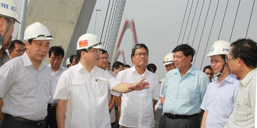 Phó Thủ tướng Hoàng Trung Hải thị sát công trình cầu Nhật Tân. Ảnh: MH