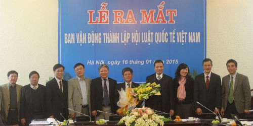 Bộ trưởng Hà Hùng Cường cùng Ban vận động thành lập Hội Luật quốc tế
