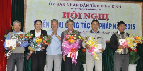 Bộ trưởng Hà Hùng Cường trao Kỉ niệm chương Vì sự nghiệp Tư pháp cho một số cán bộ tư pháp tỉnh Bình Định