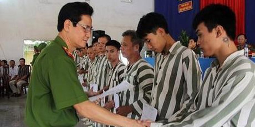 Thiếu tướng Nguyễn Ngọc Bằng trao giấy chứng nhận đặc xá cho các phạm nhân. Ảnh ANTĐ
