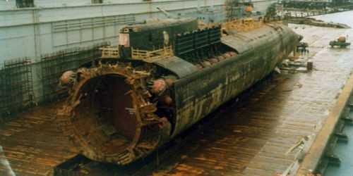 Xác tàu ngầm Kursk được trục vớt vào năm 2001