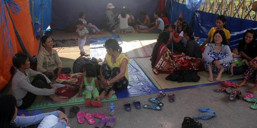 Rất nhiều người dân ở tỉnh Kon Tum đã dựng lều trước cổng nhà máy suốt 5 ngày nay để gây sức ép đòi nợ