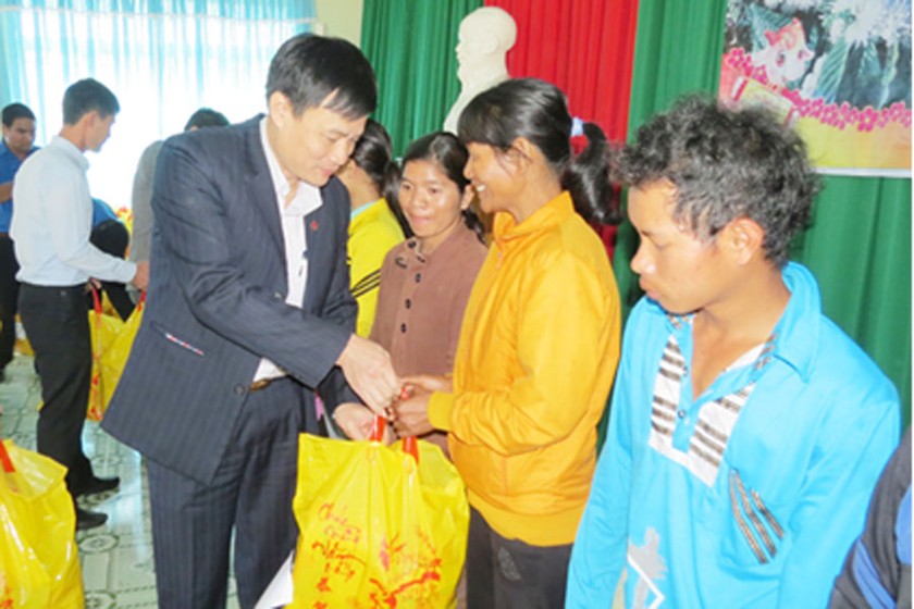 Phó Tổng giám đốc NHCSXH Nguyễn Quang Vinh tặng quà cho các hộ nghèo