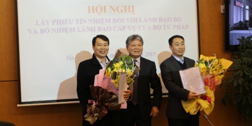 Bộ trưởng Hà Hùng Cường trao quyết định điều động, bổ nhiệm cho ông Đỗ Đức Hồng Hà và ông Lê Vệ Quốc
