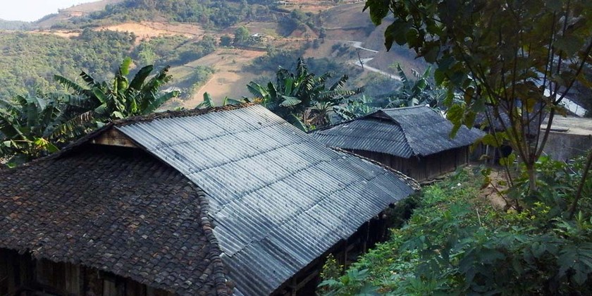 Ở bản Nà Van, các ngôi nhà sàn nằm trên ngọn đồi