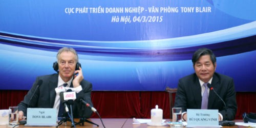 Cựu Thủ tướng Anh Tony Blair và Bộ trưởng Bộ Kế hoạch và Đầu tư Bùi Quang Vinh tại Hội thảo “Vai trò mới của doanh nghiệp nhà nước trong nền kinh tế - Kinh nghiệm và bài học cho Việt Nam”. Ảnh: MH