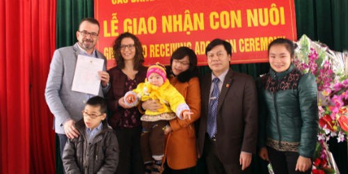 Lễ giao nhận trẻ em Việt Nam làm con nuôi người nước ngoài tại tỉnh Cao Bằng