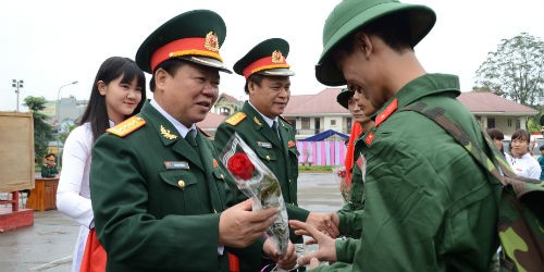 Lãnh đạo Quân khu 2 và Bộ Chỉ huy quân sự tỉnh Tuyên Quang tặng hoa các thanh niên trước lúc lên xe về đơn vị
