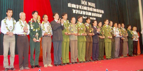 Anh Lai đại diện cho Phòng Tư pháp Tam Kỳ nhận Huân chương Lao động hạng Nhì