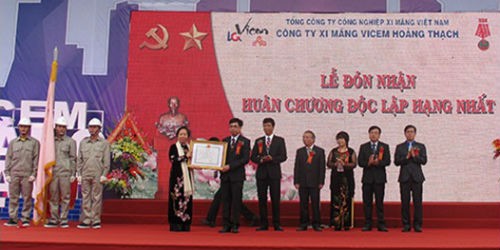Phó chủ tịch nước Nguyễn Thị Doan trao huân chương Độc lập hạng nhất tặng công ty Xi măng Vicem Hoàng Thạch